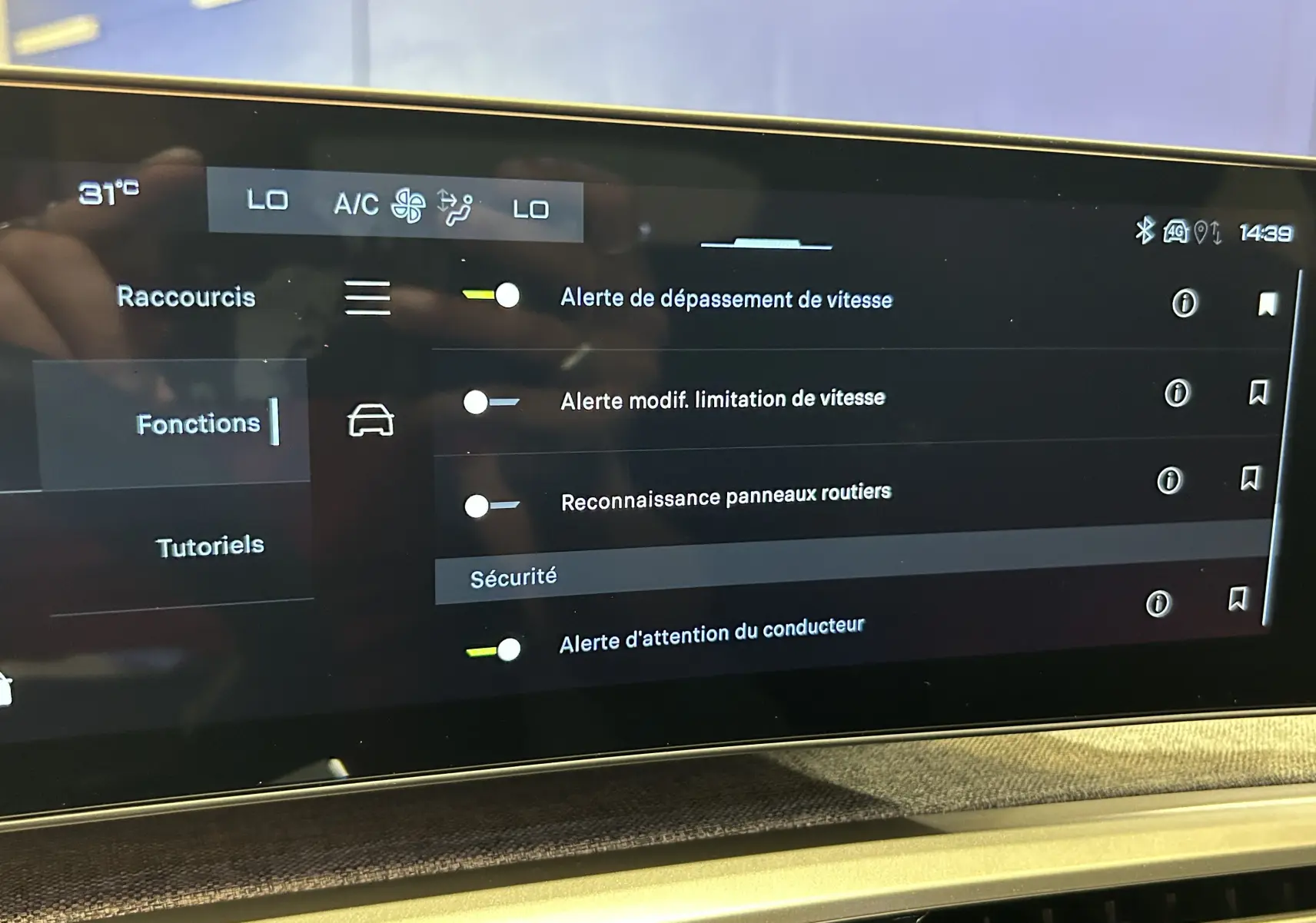 Écran tactile intérieur du Peugeot 3008 Hybrid 2026 affichant les réglages d’alertes de sécurité.