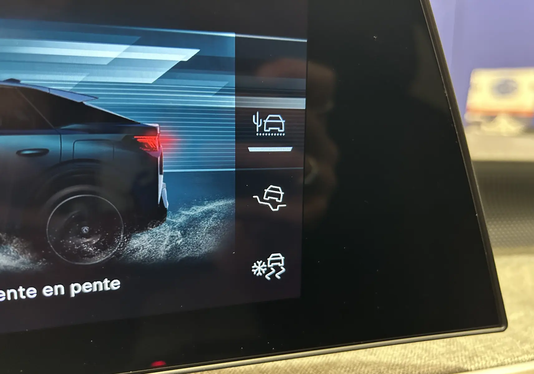 Affichage intérieur du tableau de bord montrant un SUV Peugeot 3008 blanc en vue arrière gauche avec effets d'eau et icônes d'assistance.