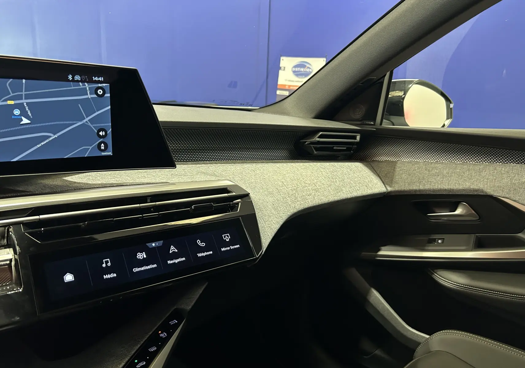 Intérieur côté passager du Peugeot 3008 Hybrid blanc, avec tableau de bord numérique et finition tissu gris clair.