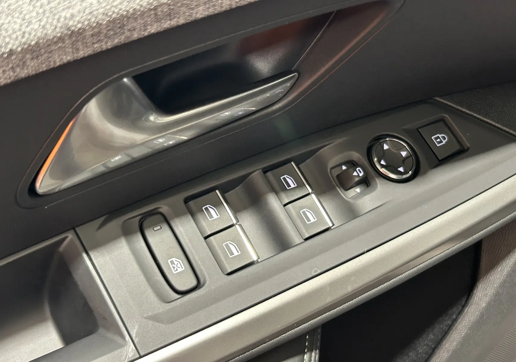 Gros plan sur la commande des vitres et rétroviseurs côté conducteur du Peugeot 3008 blanc Okenite, finition GT.