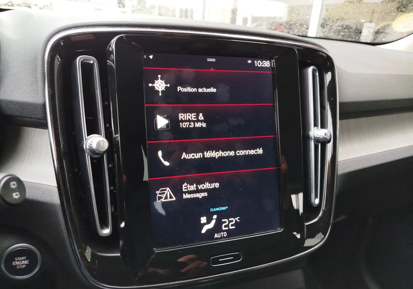 Écran tactile central du tableau de bord du Volvo XC40 2020, avec affichage des fonctions de navigation et climatisation.