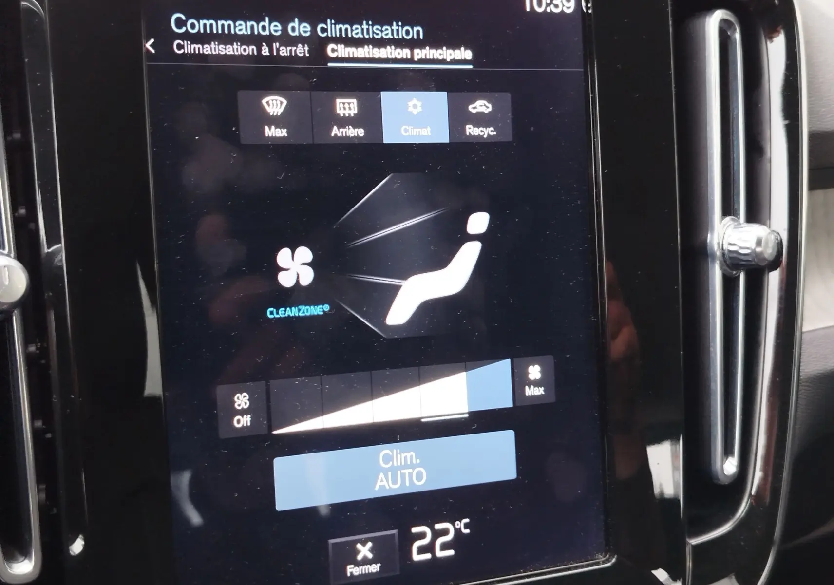 Écran tactile de commande de climatisation du Volvo XC40 beige, affichant le réglage automatique à 22°C.