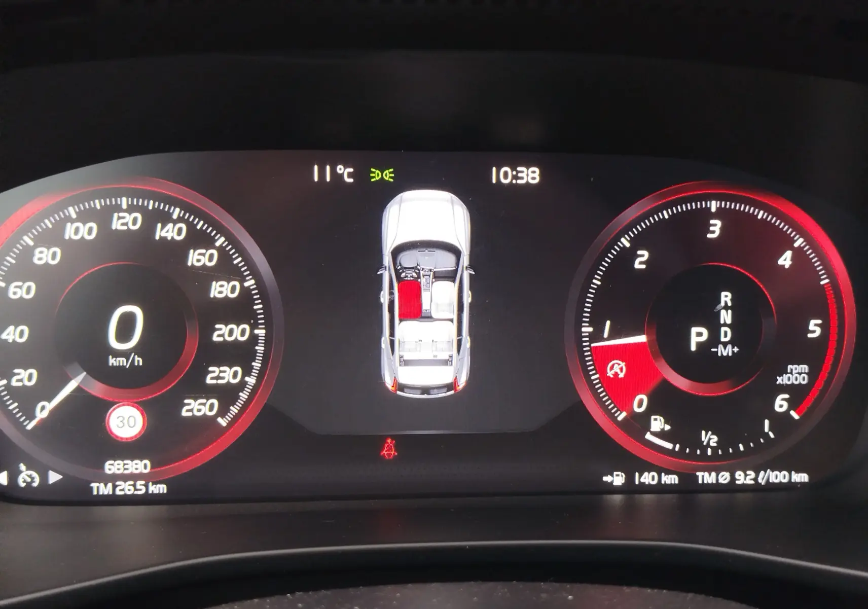 Tableau de bord numérique du Volvo XC40 beige 2020, affichant vitesse, régime moteur et vue intérieure du véhicule.