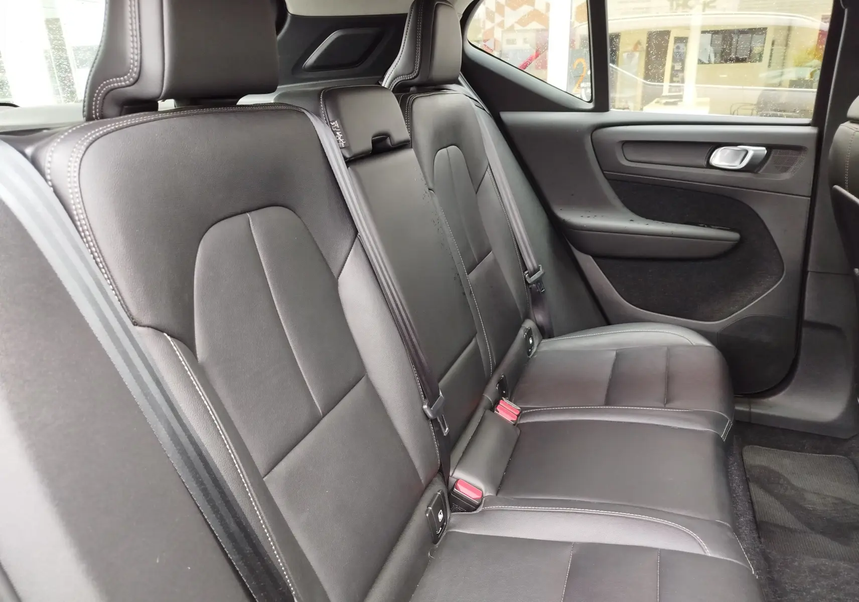 Vue intérieure côté droit des sièges arrière en cuir noir du Volvo XC40 beige, finition Inscription 2020.