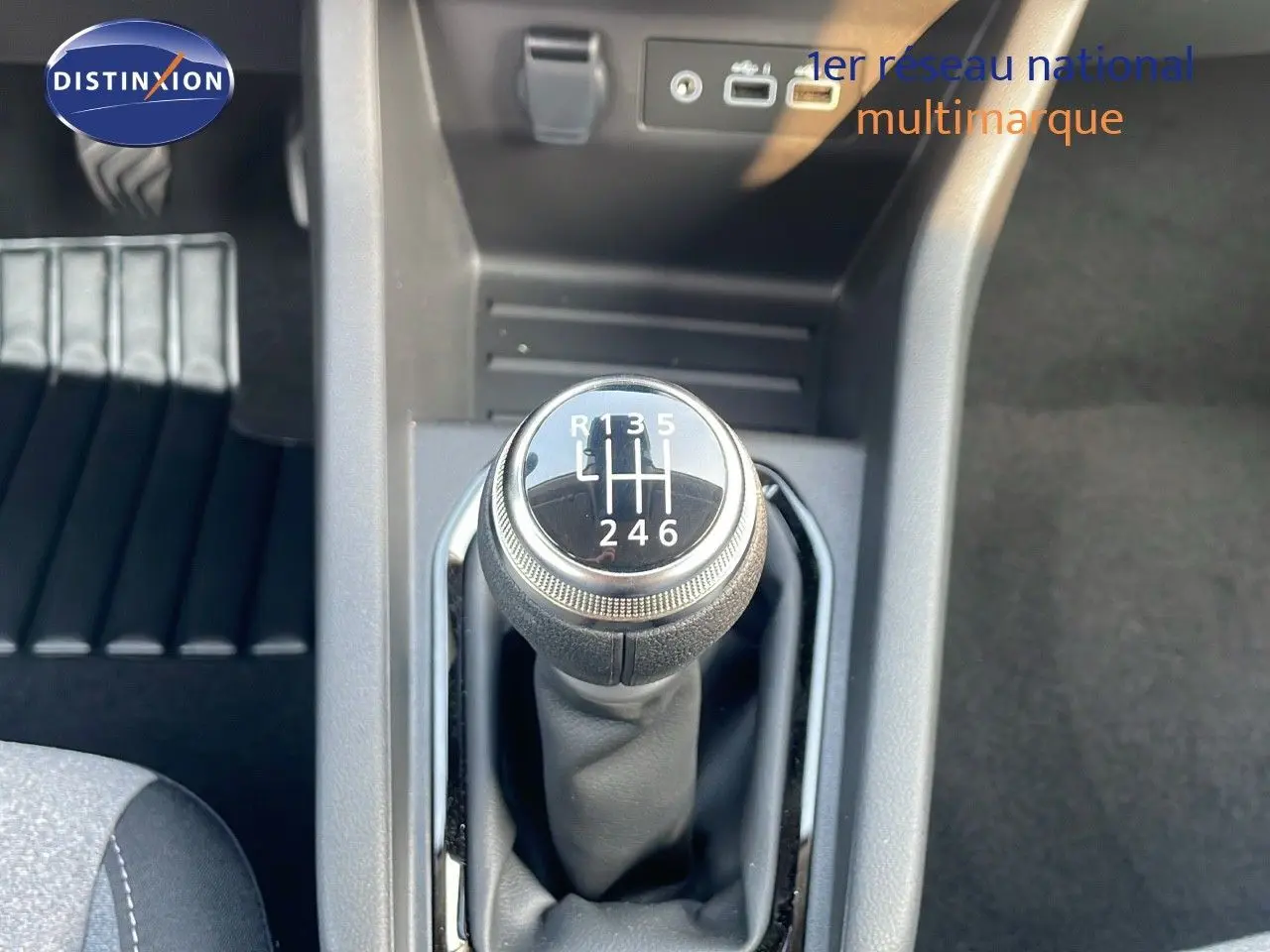 Le levier de vitesses manuel 6 rapports de la Renault Clio 1.5 DCI gris schiste, vue rapprochée de la console centrale.