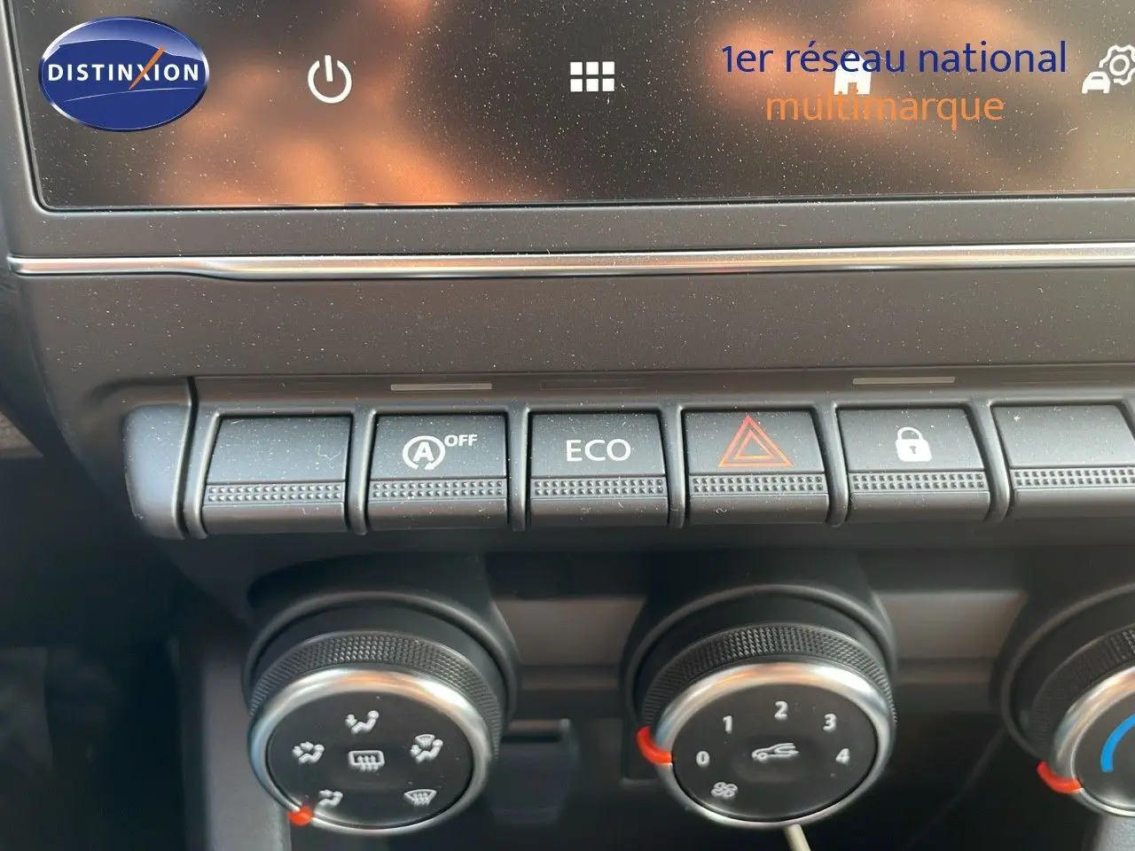 Gros plan sur la console centrale de la Renault Clio gris schiste, montrant les commandes ECO et climatisation.