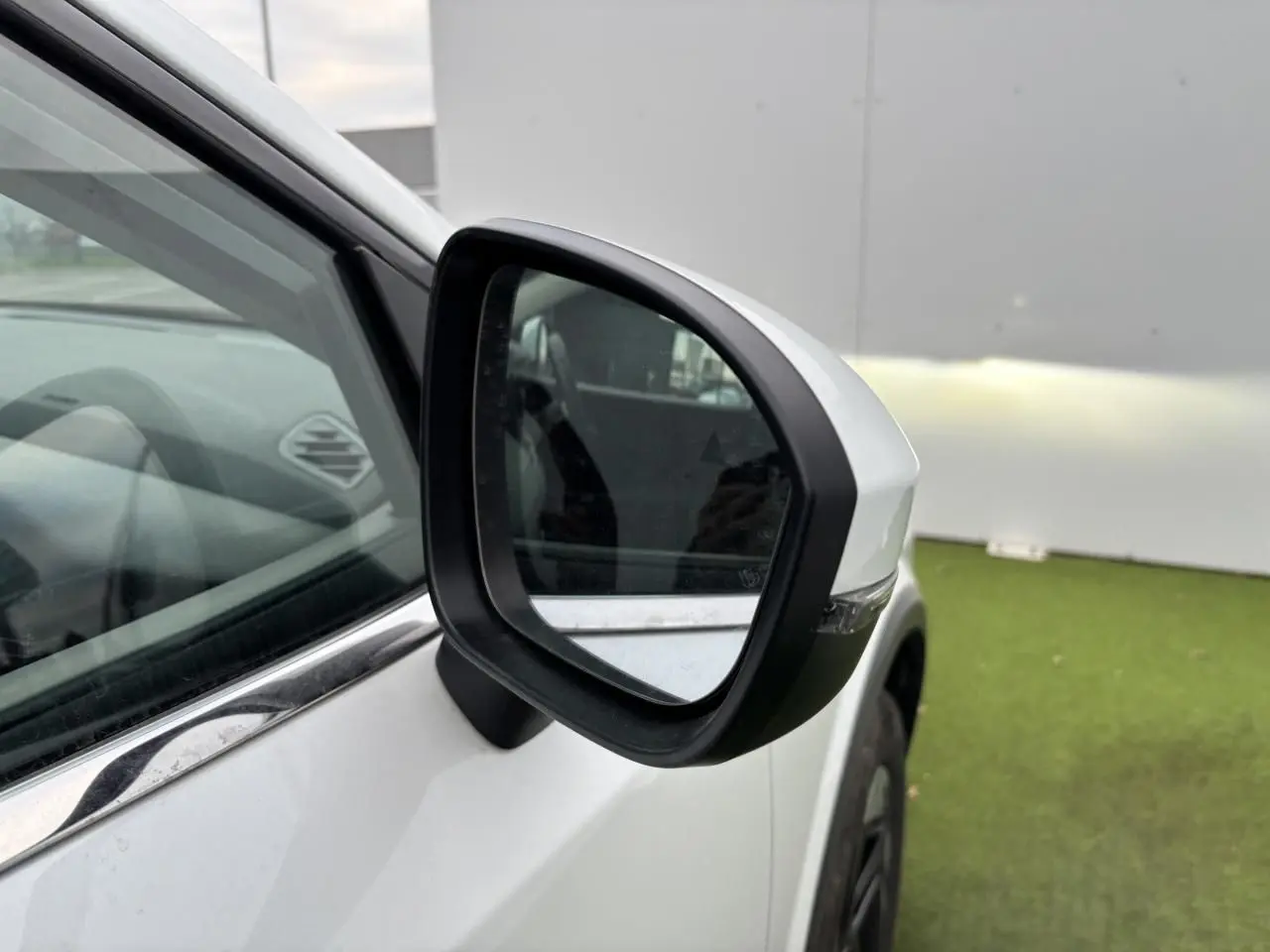 Rétroviseur côté gauche blanc nacré du Nissan Qashqai III 1.5 E-POWER N-Connecta, avec clignotant intégré.