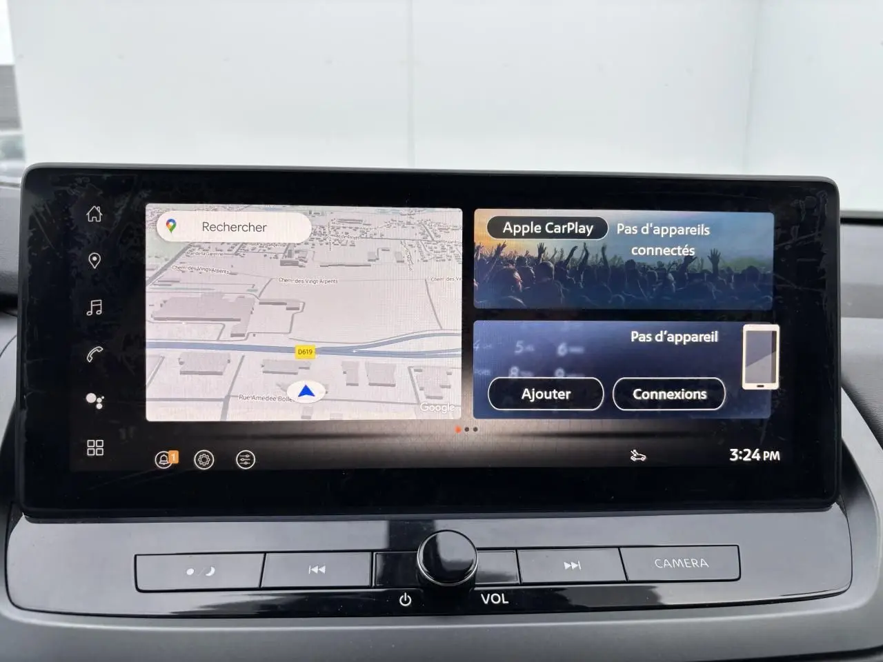Écran tactile central du Nissan Qashqai blanc nacré 2025 affichant la navigation et Apple CarPlay.