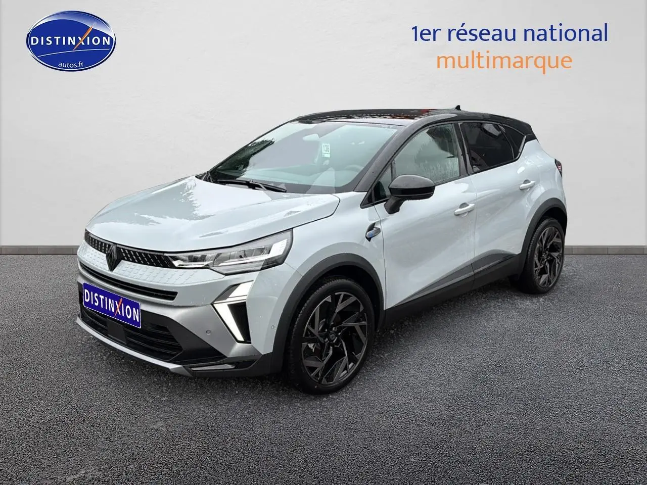 Renault Captur 1.8 e-tech gris rafale avec toit noir, vue 3/4 avant droit, jantes alu noires et feux LED.