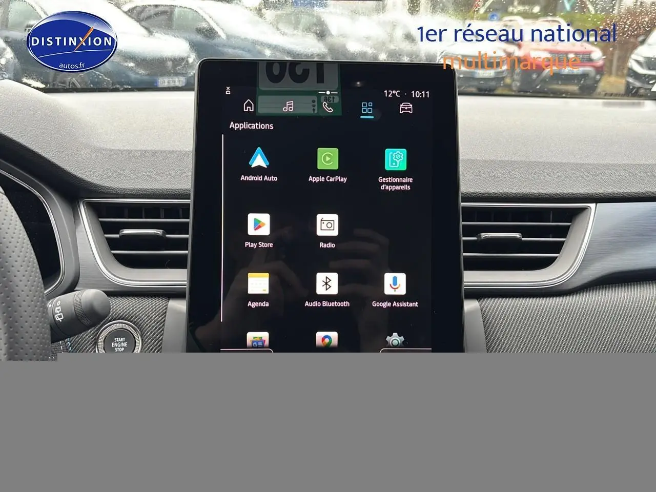 Vue intérieure centrée sur l'écran tactile du tableau de bord du Renault Captur 2025, avec commandes multimédia visibles.