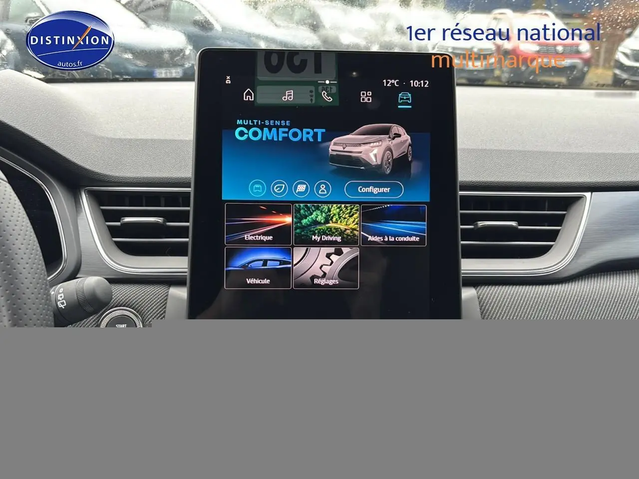 Vue intérieure centrée sur l'écran tactile multifonction du tableau de bord du Renault Captur gris rafale.