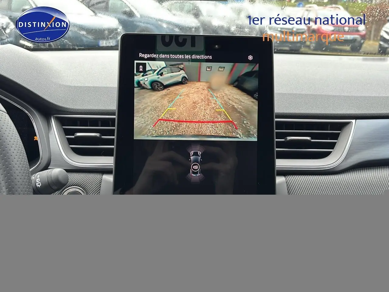 Vue intérieure du tableau de bord du Renault Captur 2025, écran tactile affichant la caméra de recul en marche.