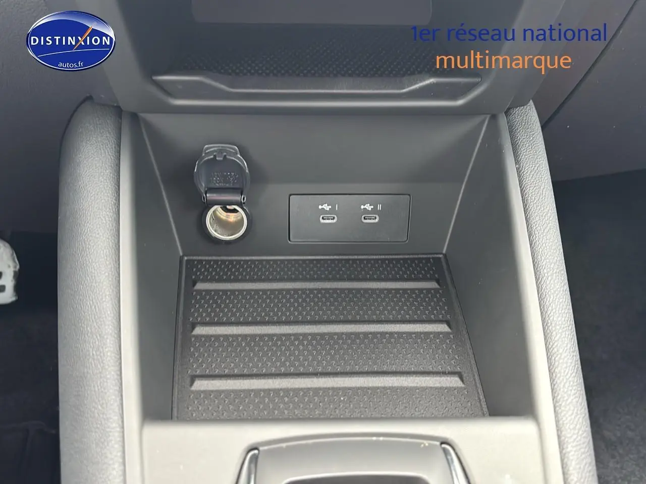 Gros plan sur la console centrale du Renault Captur 2025, montrant prises USB-C et prise 12V ouvertes.