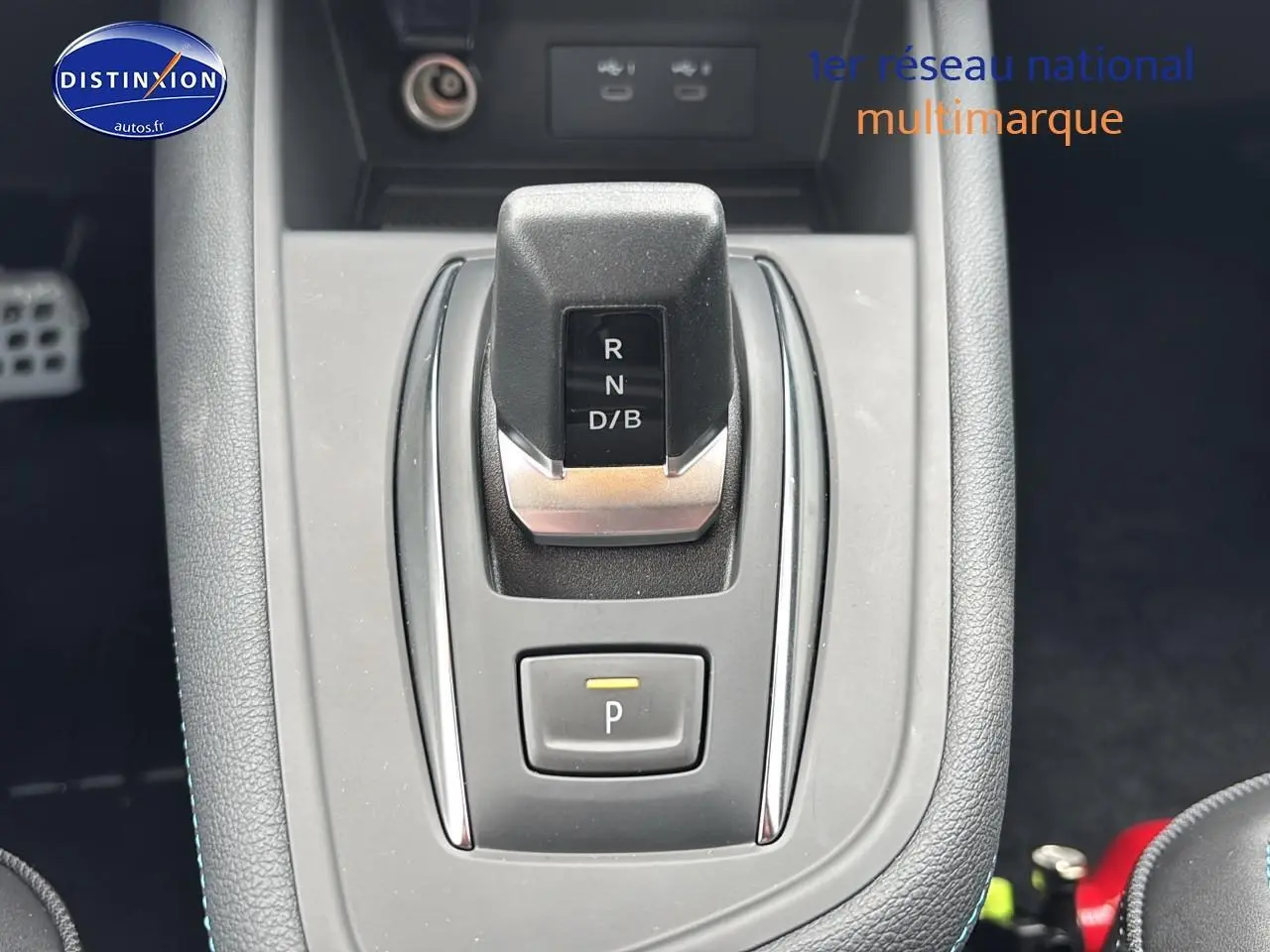 Le levier de vitesses automatique noir et chrome du Renault Captur 1.8 e-tech hybride, vue de dessus centrée.