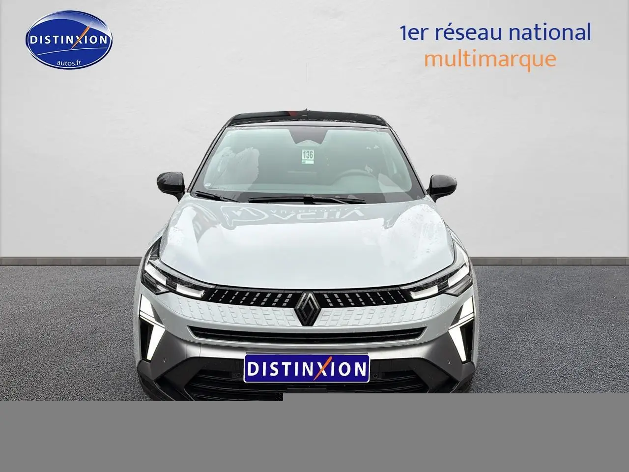 Vue avant du Renault Captur 2025 gris rafale avec toit noir et signature lumineuse LED distinctive.