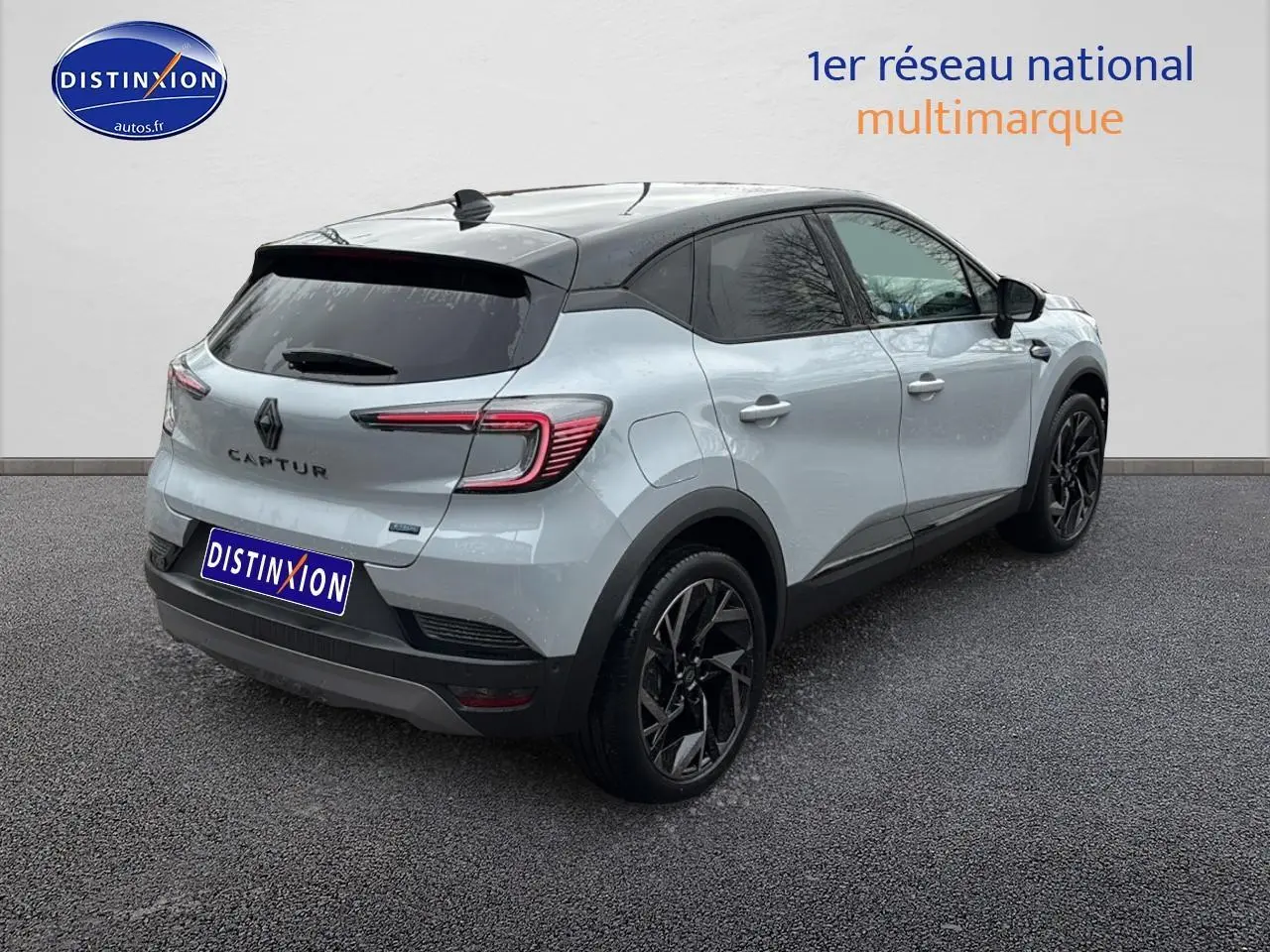 Vue 3/4 arrière droite du Renault Captur gris rafale avec toit noir et jantes noires sport esprit Alpine.
