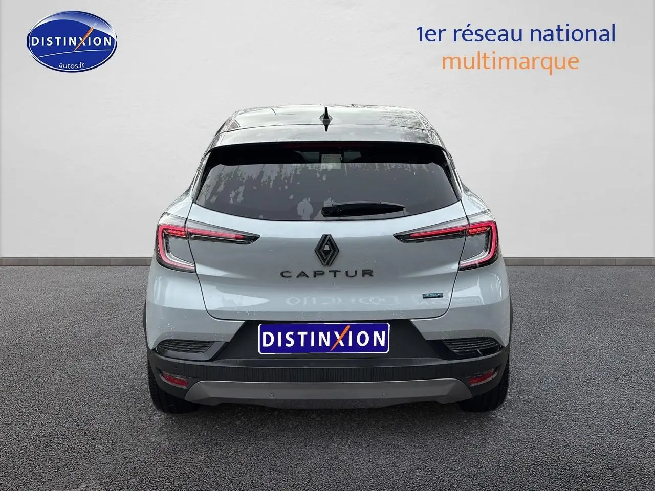 Vue arrière du Renault Captur 2025 gris rafale avec toit noir et feux arrière LED en forme de C.