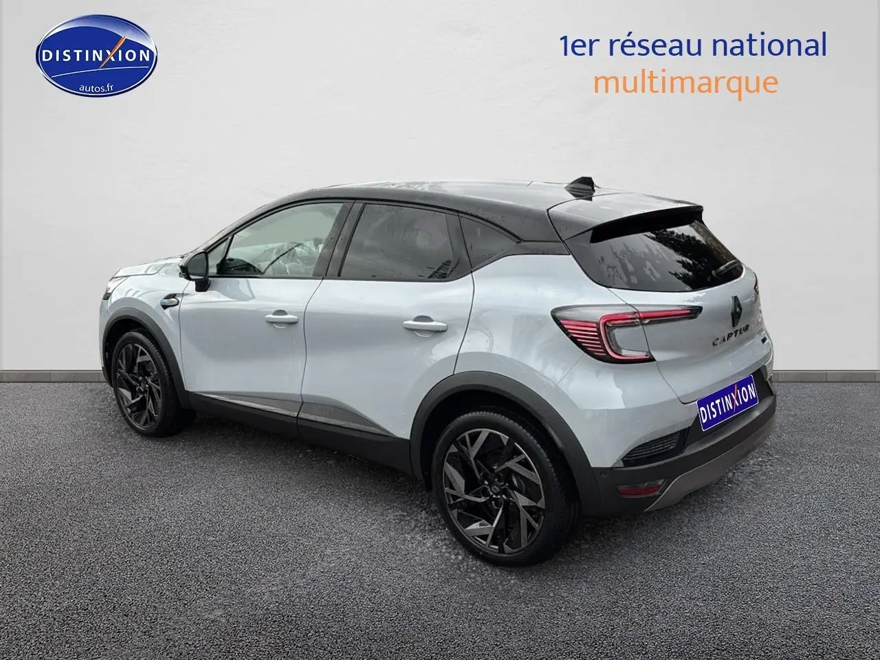 Renault Captur 2025 gris rafale et noir, vue 3/4 arrière droit, jantes alu noires et toit noir contrasté.