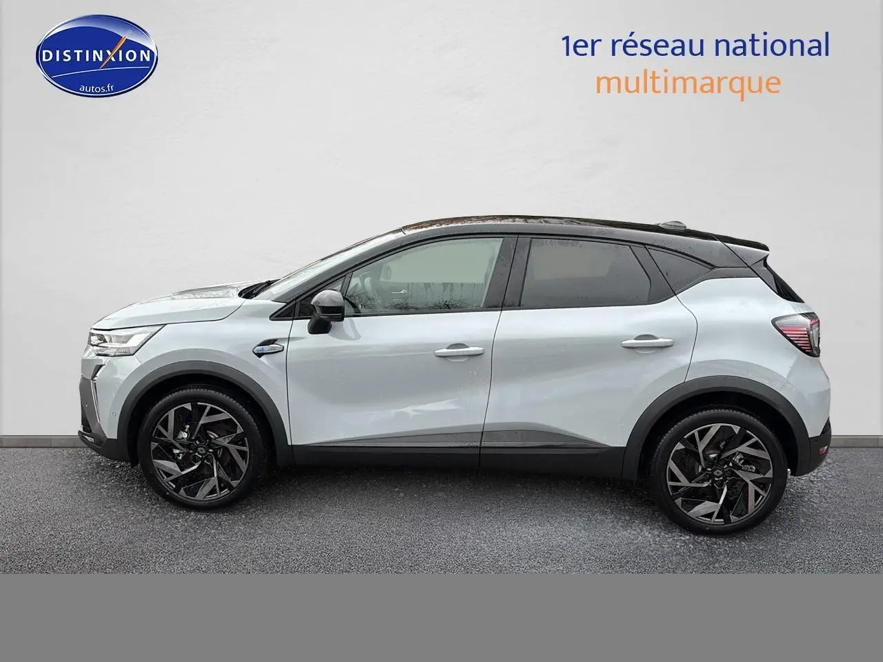 Profil droit du Renault Captur 2025 gris rafale avec toit noir et jantes alliage noires.