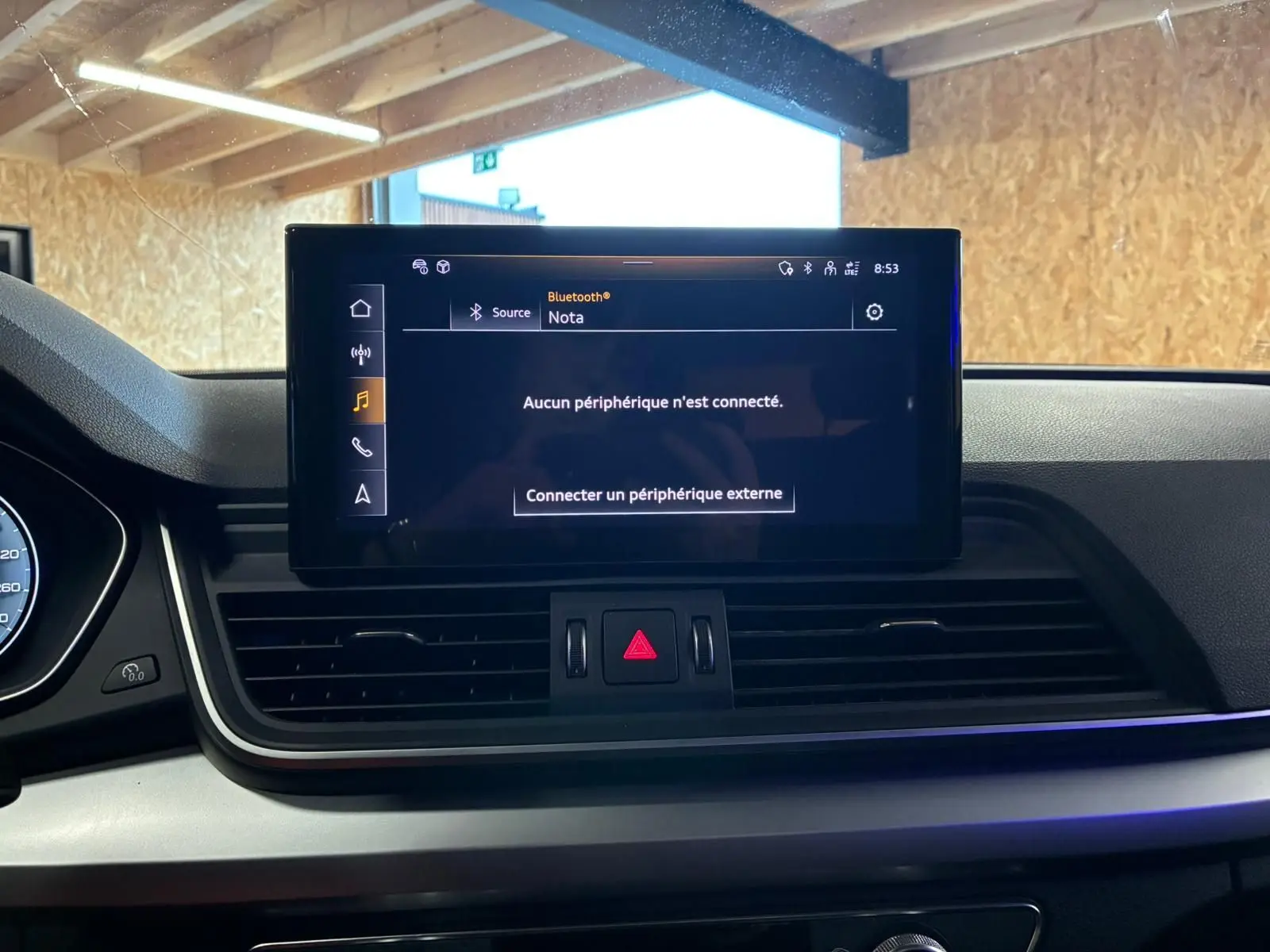 Écran central tactile de l'Audi Q5 2024 gris, affichant le menu Bluetooth sans périphérique connecté.