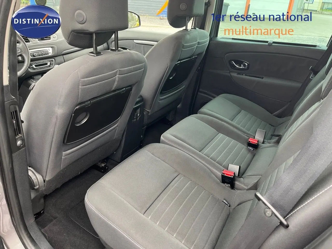 Vue intérieure arrière côté droit du Renault Scénic III gris, montrant les sièges tissu avec ancrages ISOFIX.