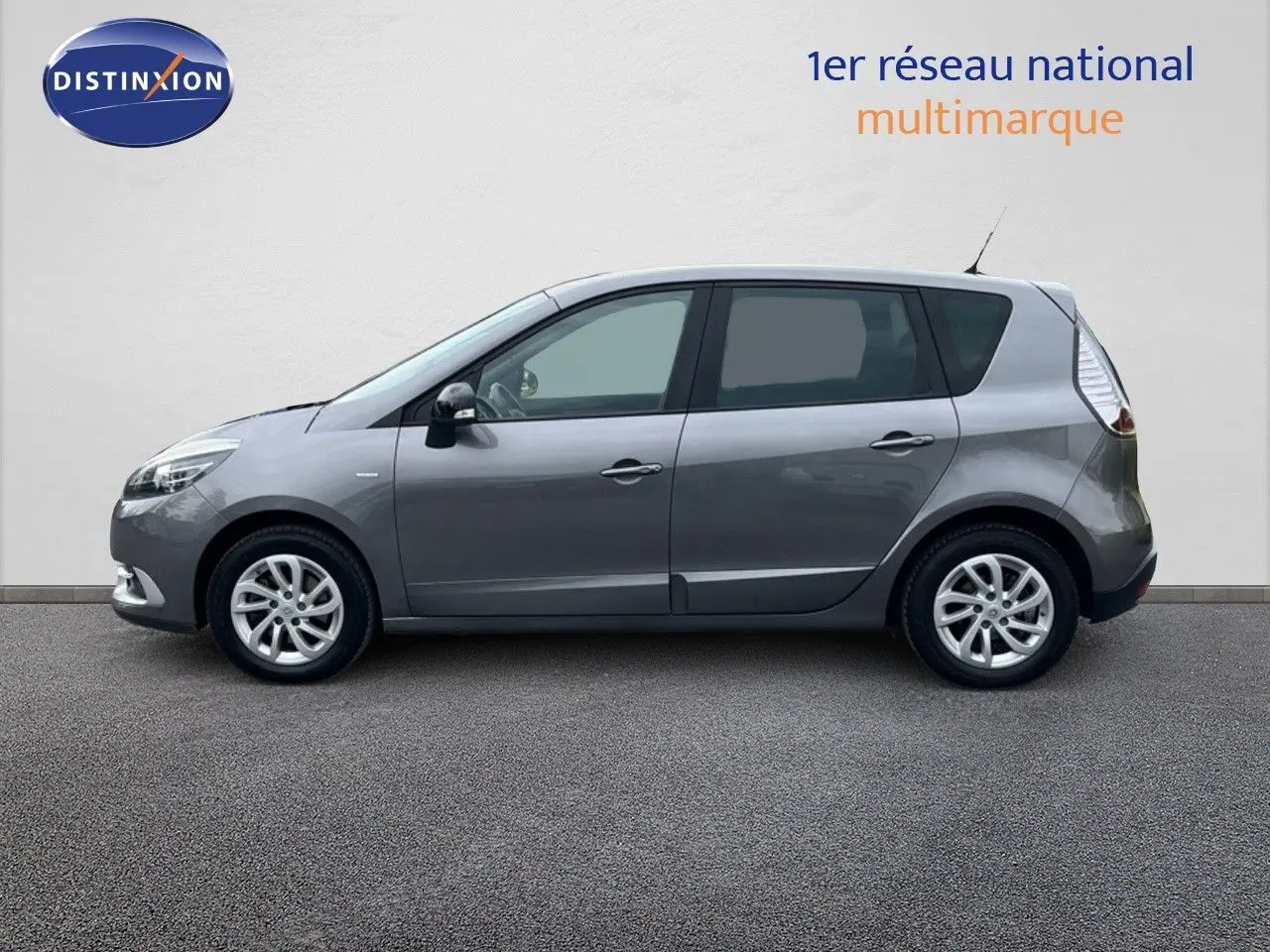 Profil côté gauche d’un Renault Scénic III gris 2015, version 1.2 TCe 115ch ENERGY ZEN essence, roues alliage visibles.
