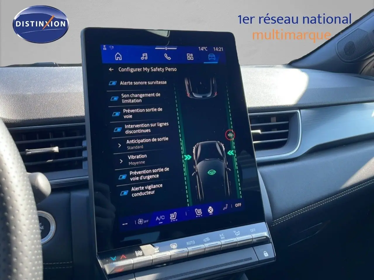 Vue intérieure du tableau de bord noir étoile métal du Renault Symbioz 2025, avec écran tactile central affichant les aides à la conduite.
