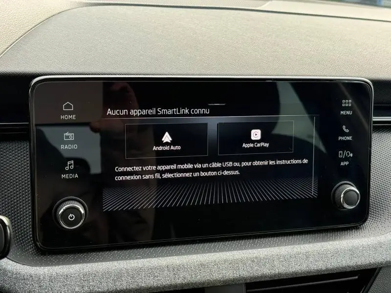 Écran tactile central du Skoda Kamiq 2024 affichant les options Android Auto et Apple CarPlay, avec commandes latérales.