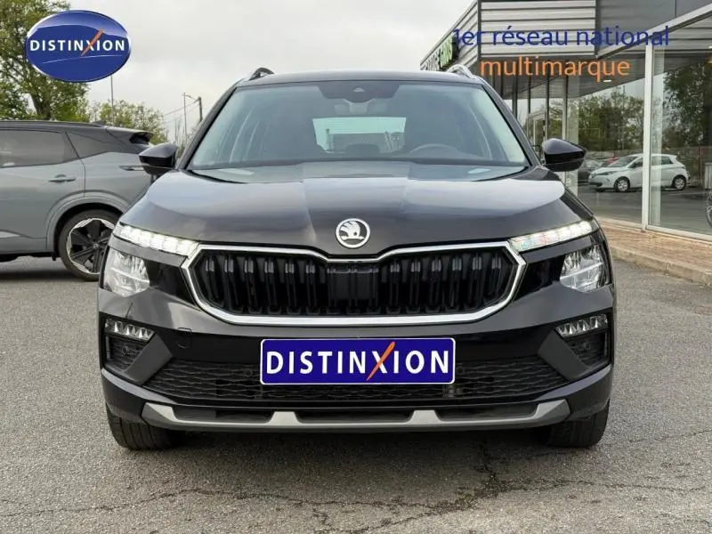 Vue frontale d'un Skoda Kamiq 1.0 TSI Evo noir Magic nacré avec calandre noire et logo chromé bien visible.
