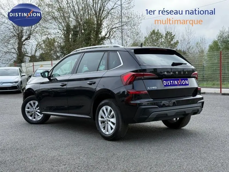 Vue 3/4 arrière droite d'un Skoda Kamiq noir Magic nacré 2024 avec jantes alliage et toit ouvrant.