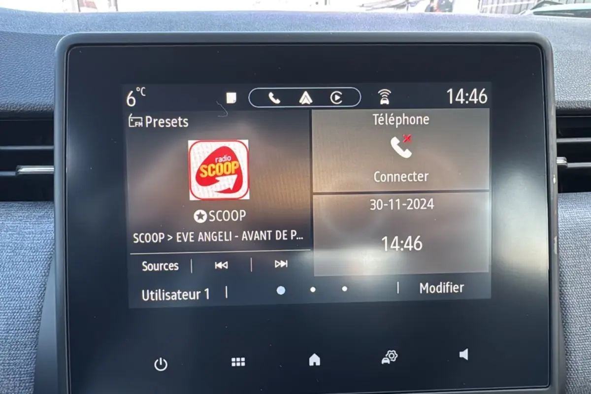 Écran tactile central de la Renault Clio 2025 affichant la radio SCOOP et la connexion téléphone.