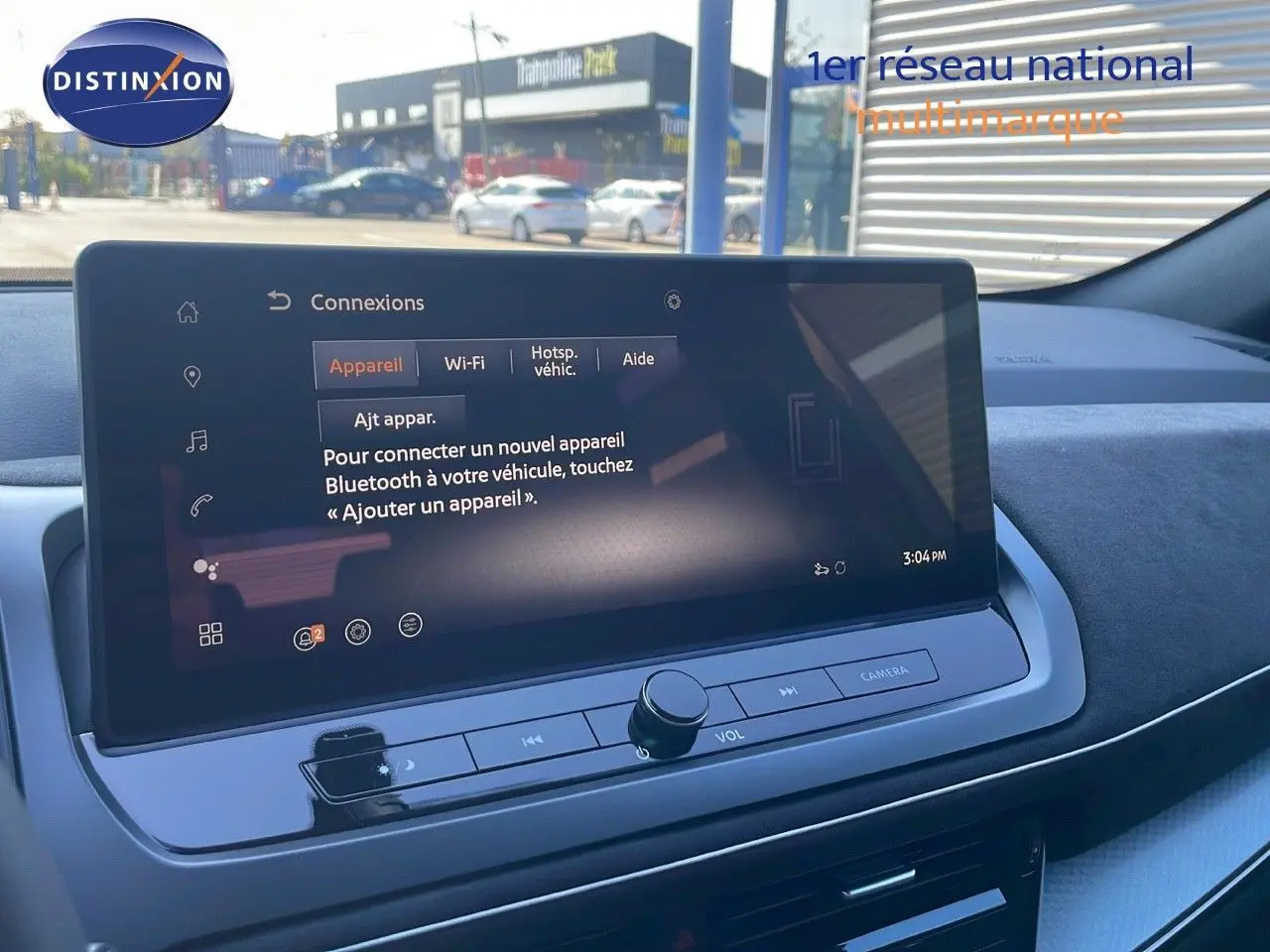 Écran tactile central du Nissan Qashqai 2025 gris céramique, affichant le menu de connexion Bluetooth en extérieur.