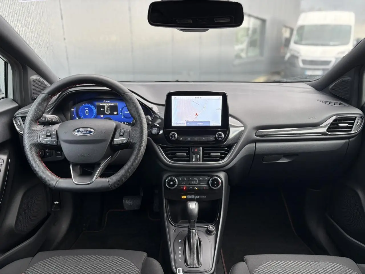 Vue intérieure avant du Ford Puma 2023 avec tableau de bord numérique et écran tactile central allumé.