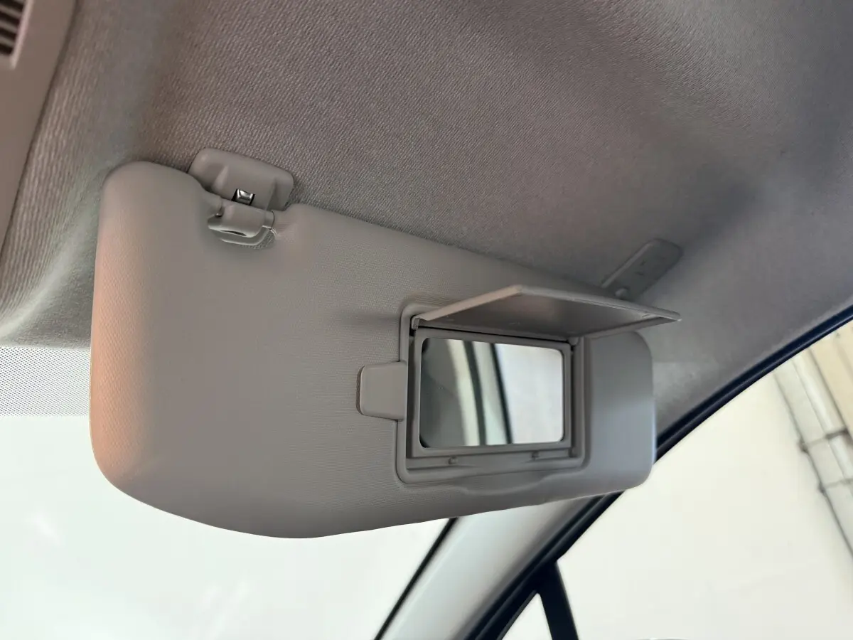 Pare-soleil intérieur gris avec miroir de courtoisie ouvert dans une Citroën C3 blanche vue côté passager.
