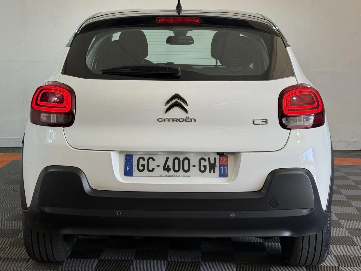 Vue arrière d'une Citroën C3 blanche 2021 avec feux arrière LED et pare-chocs noir contrastant.