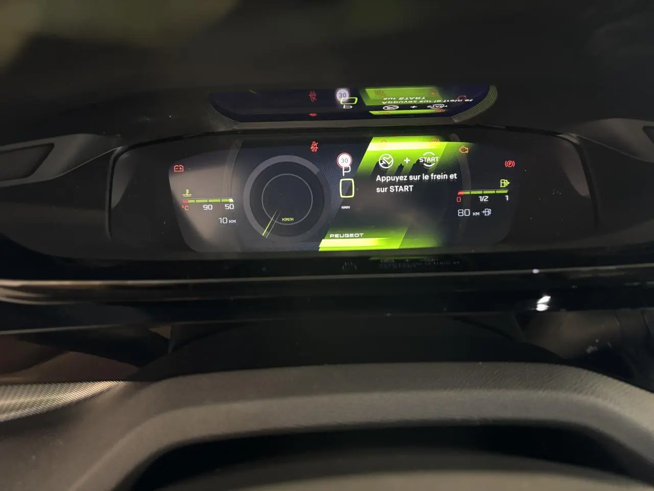 Vue rapprochée du combiné numérique 3D du tableau de bord Peugeot 308 hybride affichant des instructions de démarrage.