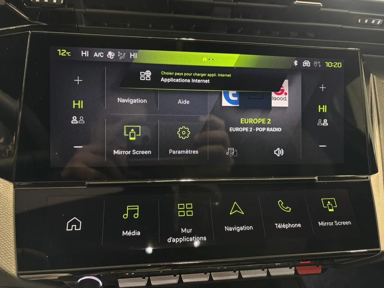 Vue rapprochée de l’écran tactile central du Peugeot 308 gris Selenium, affichant les options multimédia et navigation.