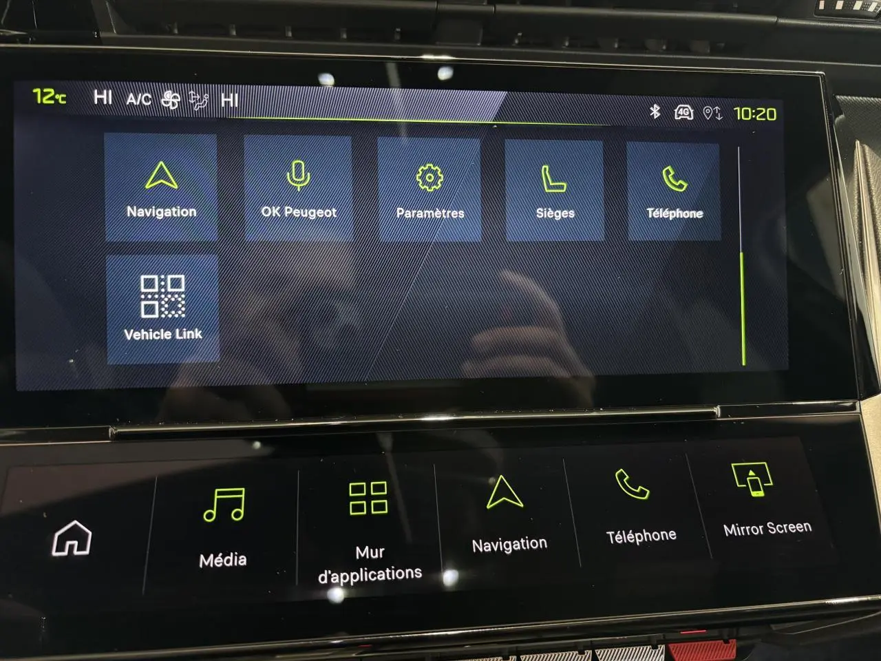 Écran tactile central de la Peugeot 308 Hybrid 2026 affichant le menu navigation et téléphone en intérieur noir.
