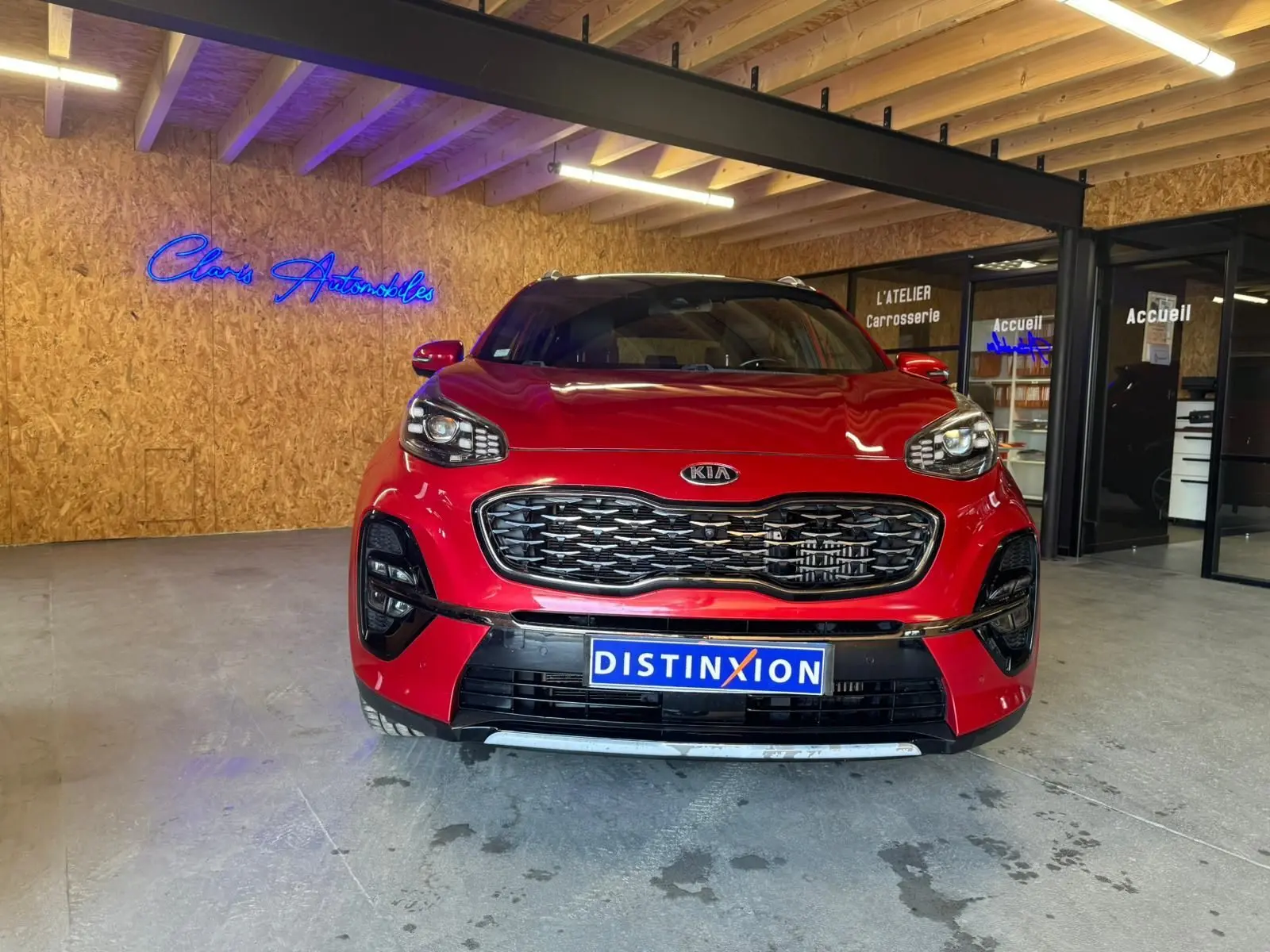 Vue frontale d'un KIA Sportage 1.6 CRDI GT Line rouge 2019, avec calandre noire et éclairage LED distinctif.