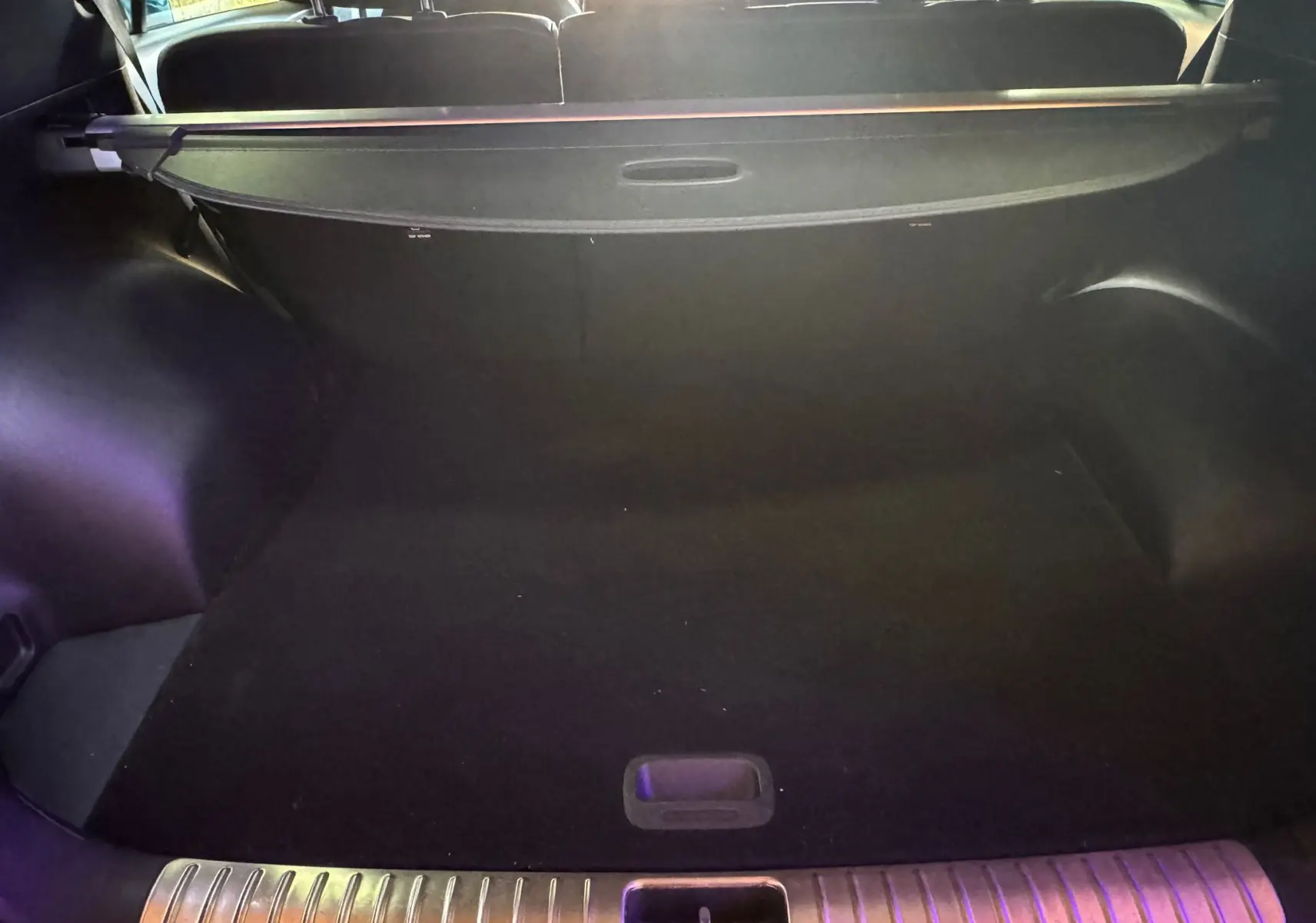 Vue intérieure du coffre noir du KIA Sportage 1.6 CRDI 136 GT Line 2019, avec cache-bagages déployé.