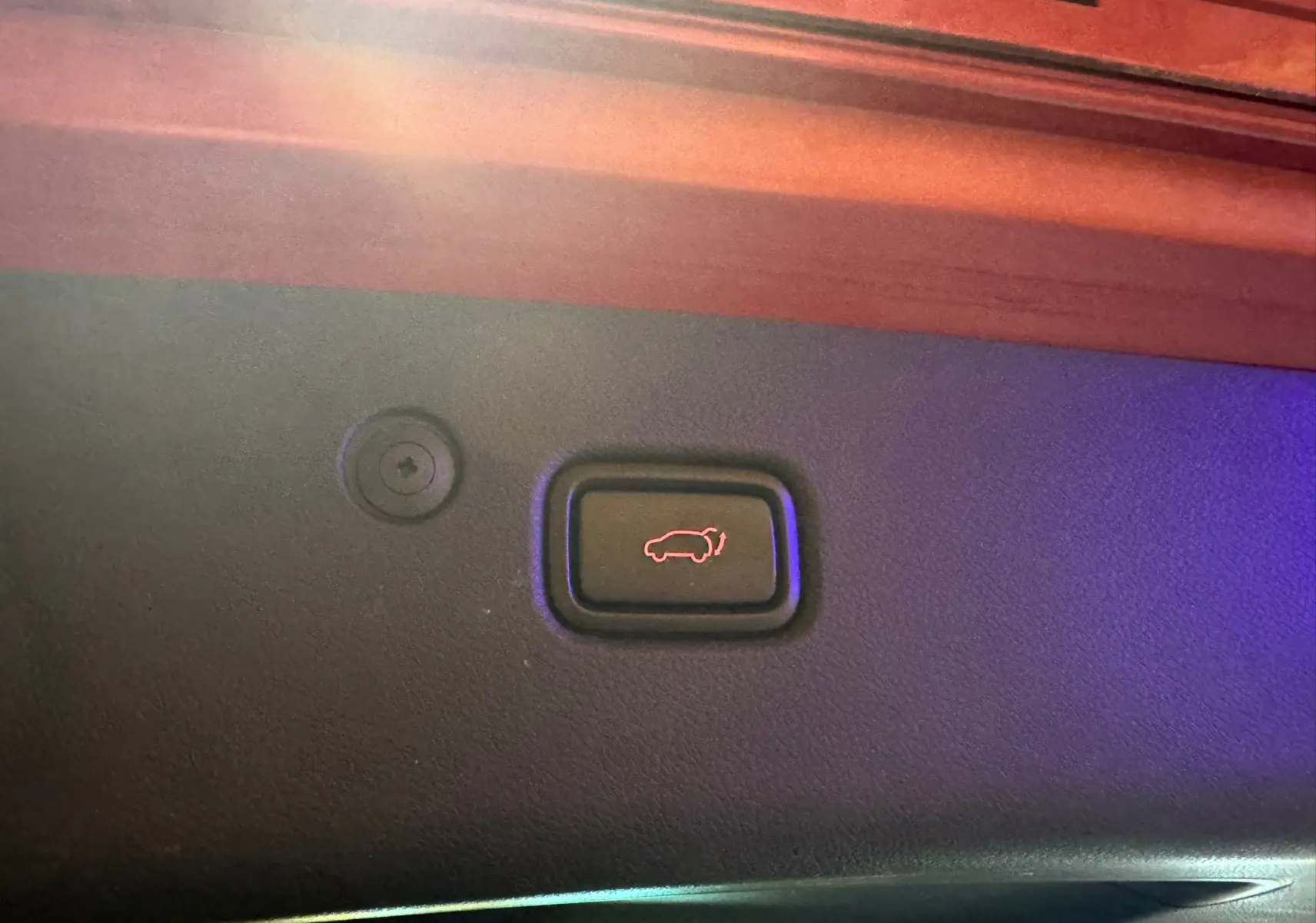 Bouton noir d'ouverture électrique du coffre sur la porte arrière rouge d'un Kia Sportage 1.6 CRDI 136 GT Line 2019.