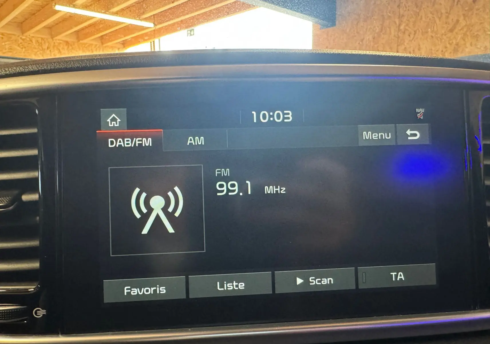 Écran tactile central du Kia Sportage 2019 affichant la radio FM sur 99.1 MHz avec options DAB/FM et menu visible.