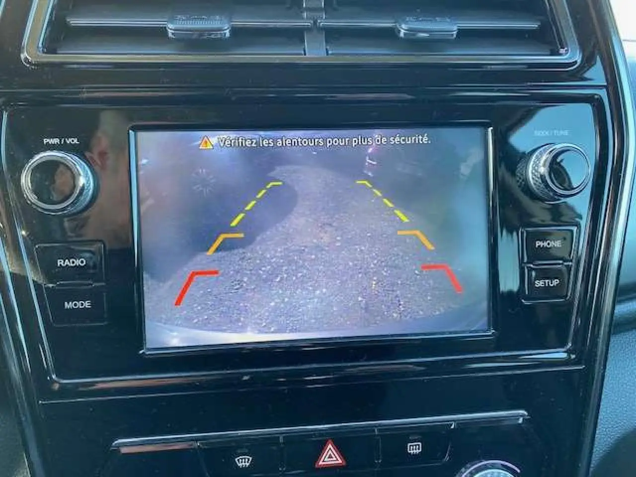 Écran tactile central affichant la caméra de recul du SsangYong Tivoli gris foncé, vue intérieure du tableau de bord.