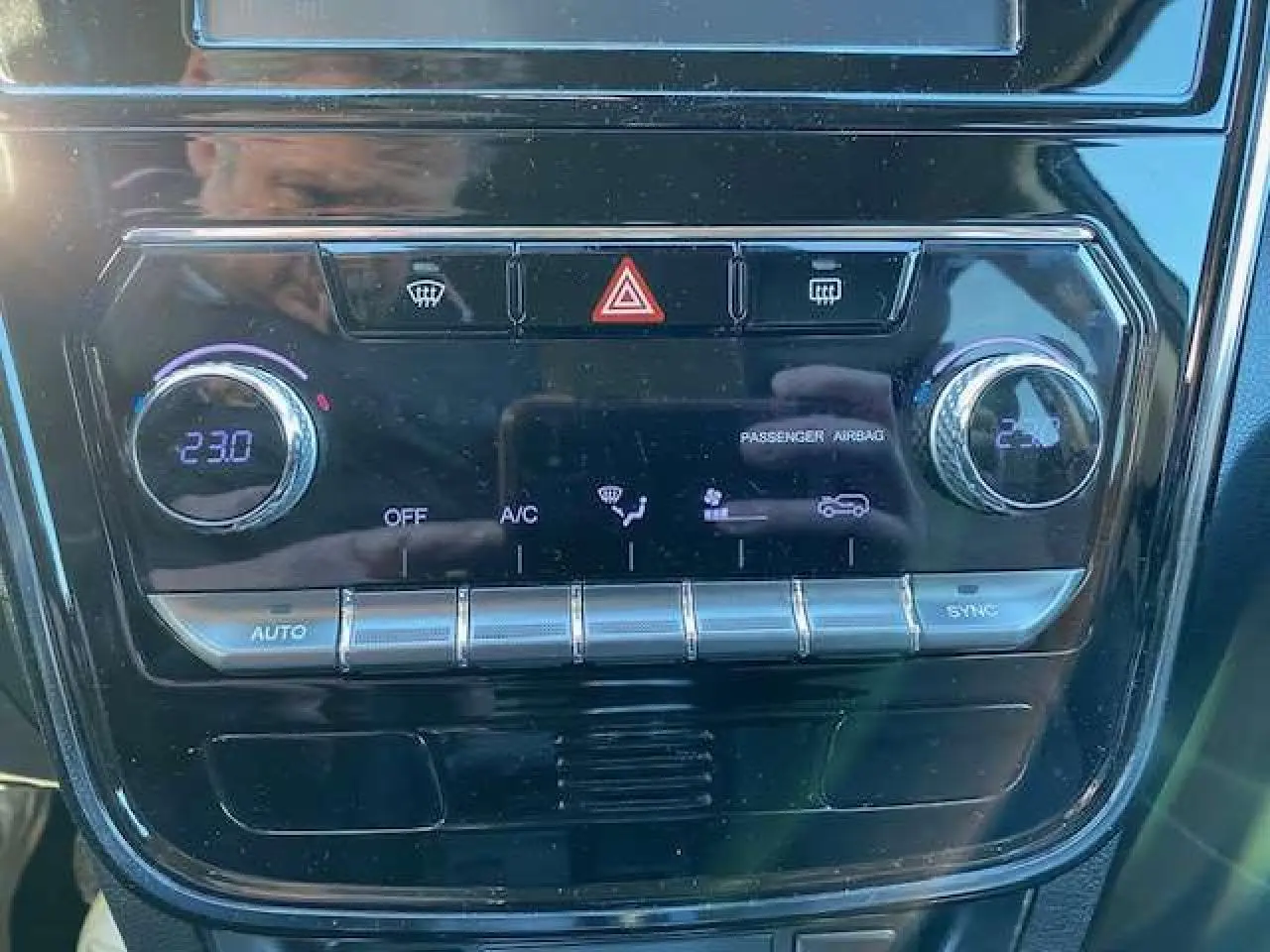 Vue rapprochée de la console centrale du SsangYong Tivoli 2021, avec commandes climatisation automatique bi-zone affichant 23°C.