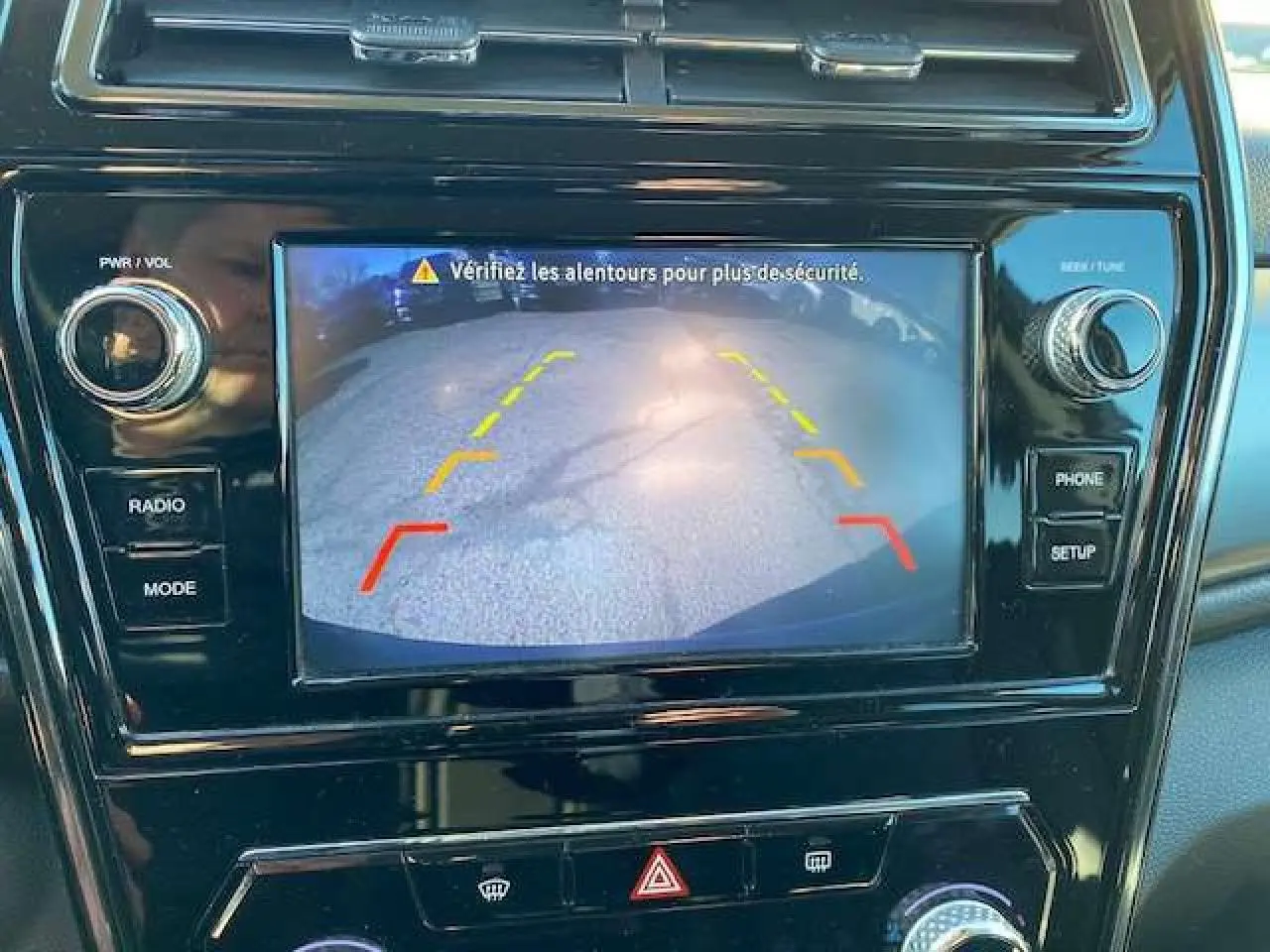 Écran tactile central montrant la caméra de recul du SsangYong Tivoli gris foncé, avec commandes autour en vue rapprochée.