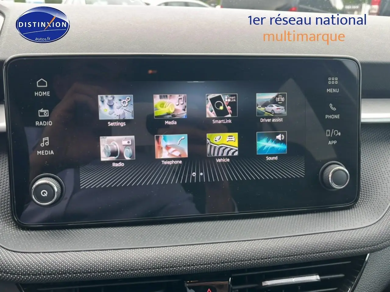 Écran tactile central de la Skoda Fabia 2025 bleu, affichant le menu multimédia et les options connectées.