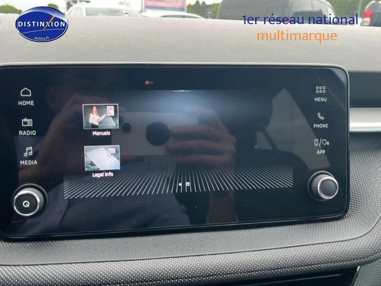 Écran tactile central du tableau de bord d'une Skoda Fabia bleu, vue rapprochée en intérieur.