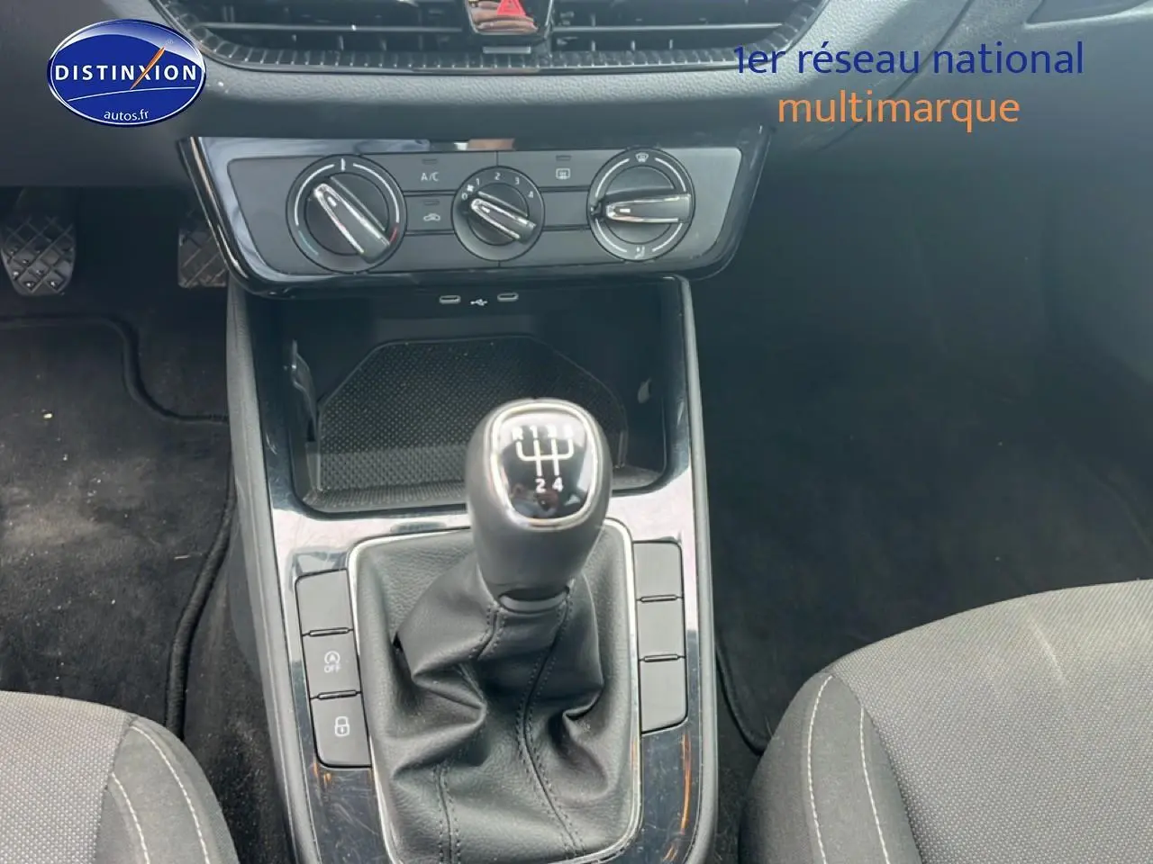 Vue intérieure centrée sur le levier de vitesses manuel et la console centrale d’une Skoda Fabia bleu de 2025.