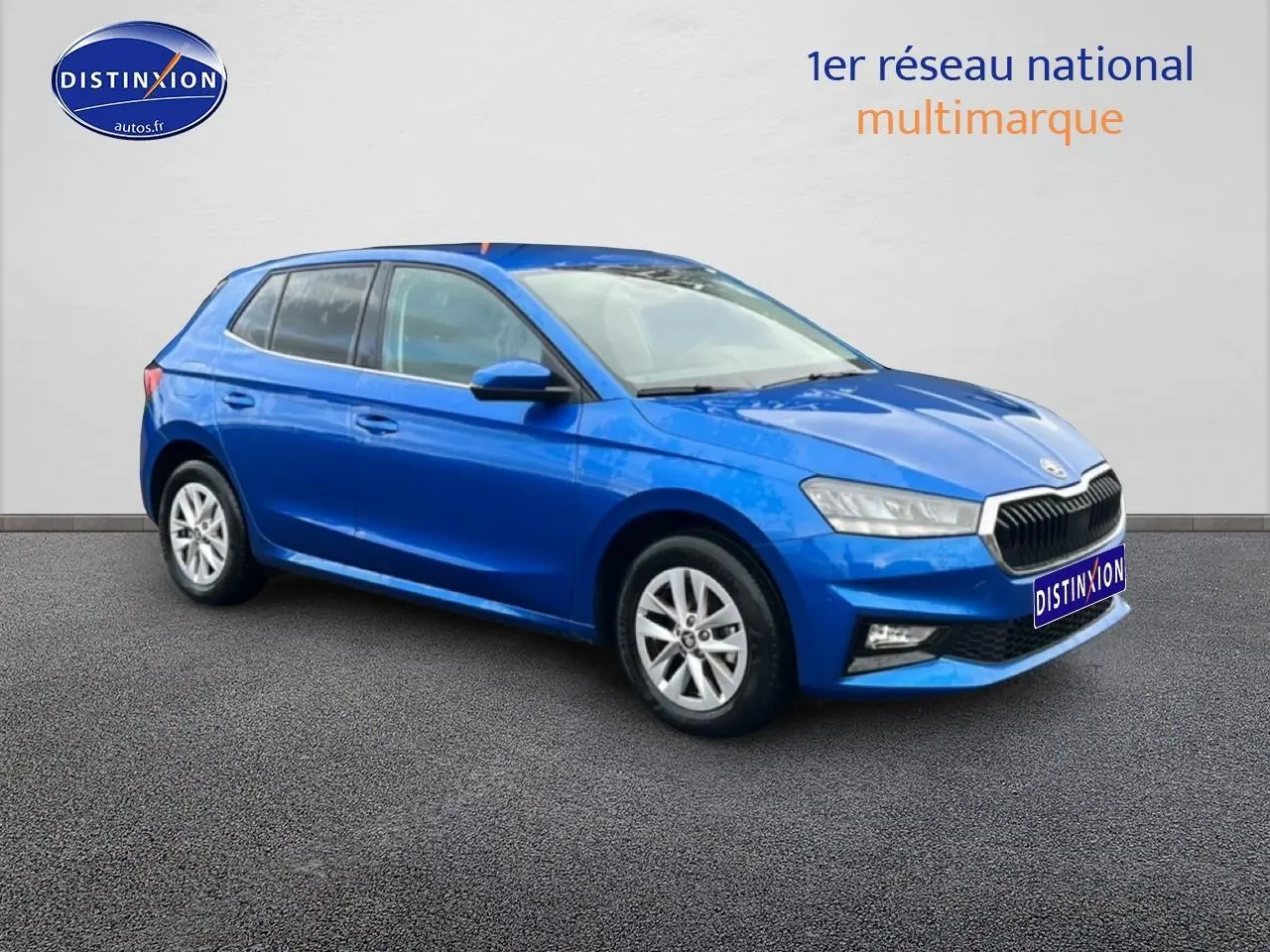 Vue 3/4 avant gauche d'une Skoda Fabia bleu vif avec jantes alu et calandre noire chromée.