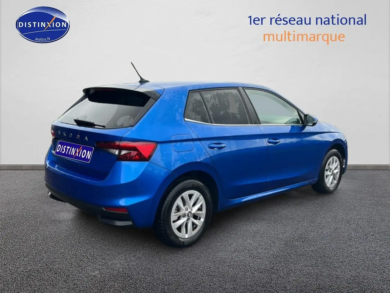 Vue 3/4 arrière droite d'une Skoda Fabia bleu 2025 avec jantes alu et vitres arrière teintées.